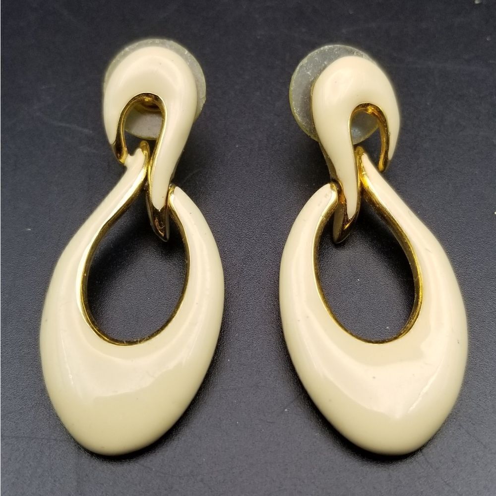 Cream vintage doorknocker earrings. E0118